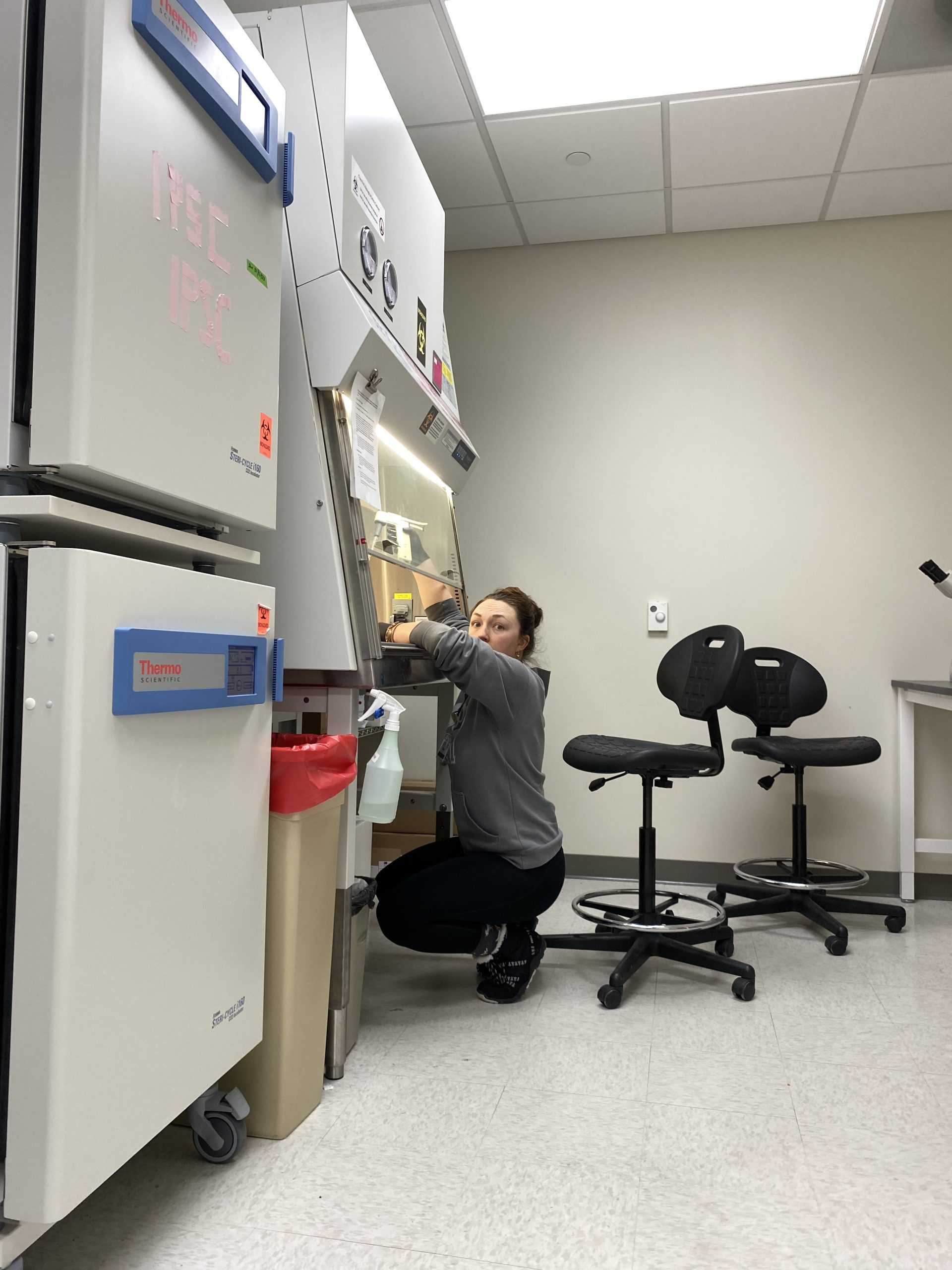 Bayley doing an islet prep in TC room